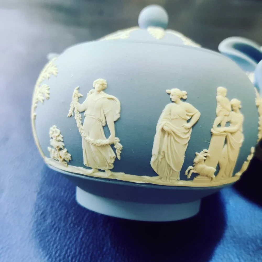 Wedgewood Cream and Sugar Bowl with Lid. Vintage great condition. - Picture 7 of 12